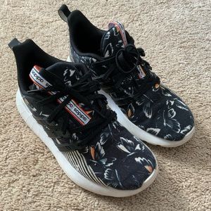 Adidas Tennis Shoes Size 6